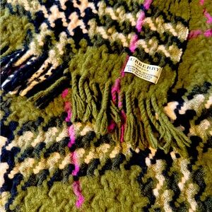 Burberry green and purple scarf . Wool and cashmere .